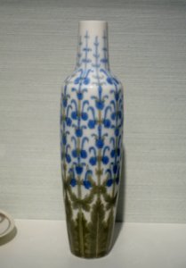 Slim vase, Sevres, 1897, porcelain - Hessisches Landesmuseum Darmstadt - Darmstadt, Germany - DSC00896