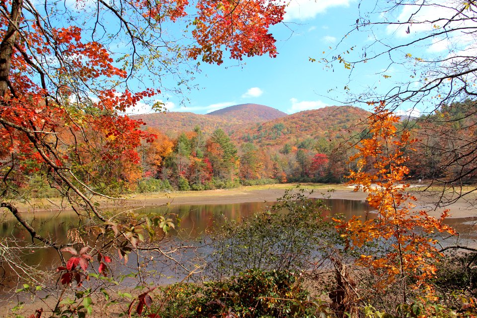 Slaughter Mountain viewed from Lake Winfield Scott Oct 2016 1