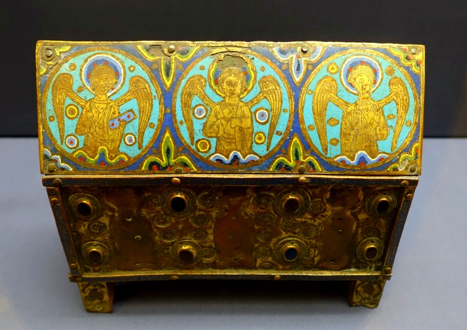Small chasse with angels in medallions, Limoges, c. 1200-1210, copper with enamel on oak - Museum Schnütgen - Cologne, Germany - DSC09987
