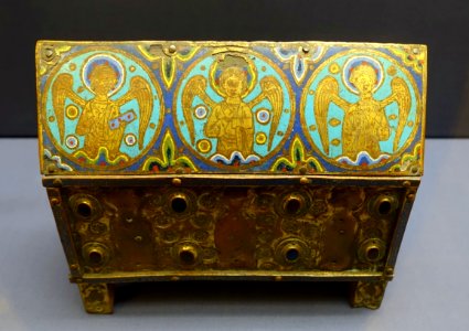 Small chasse with angels in medallions, Limoges, c. 1200-1210, copper with enamel on oak - Museum Schnütgen - Cologne, Germany - DSC09987