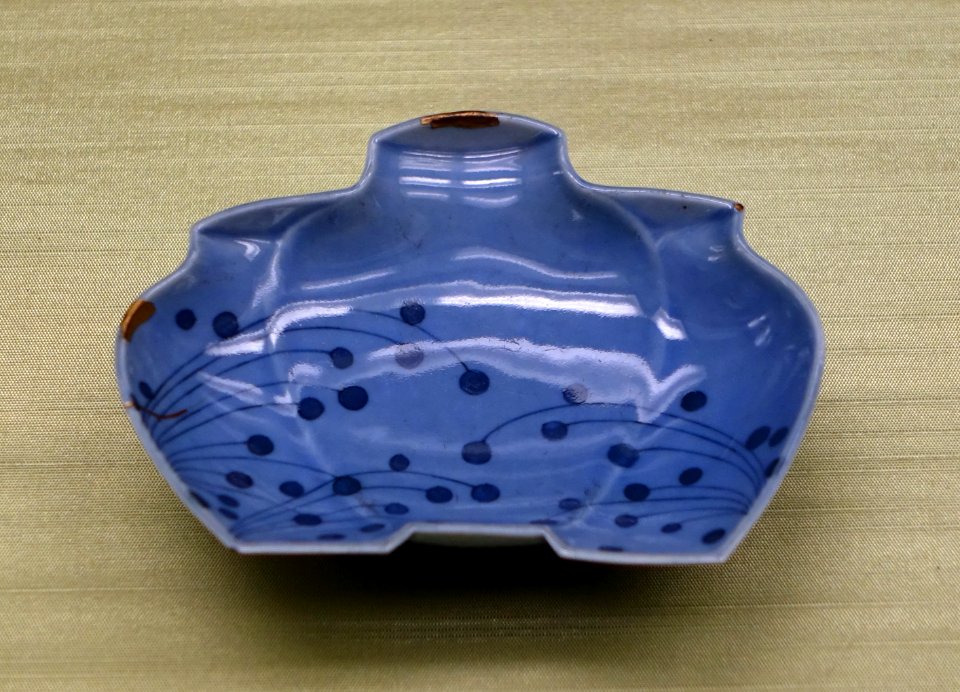 Small dish shaped like three pots with dewdrop design, Nabeshima ware, Edo period, 1600s AD, porcelain, cobalt glaze - Tokyo National Museum - Tokyo, Japan - DSC09504