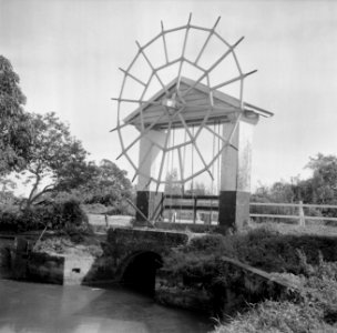 Sluis op de plantage Mariënburg in het Commewijnegebied in Suriname, Bestanddeelnr 252-6507