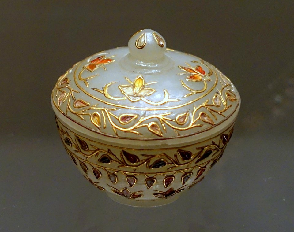 Small lidded box with creeper pattern, North India, Agra or Delhi, 18th century, nephrite jade, glass, gold - Ethnological Museum, Berlin - DSC01514