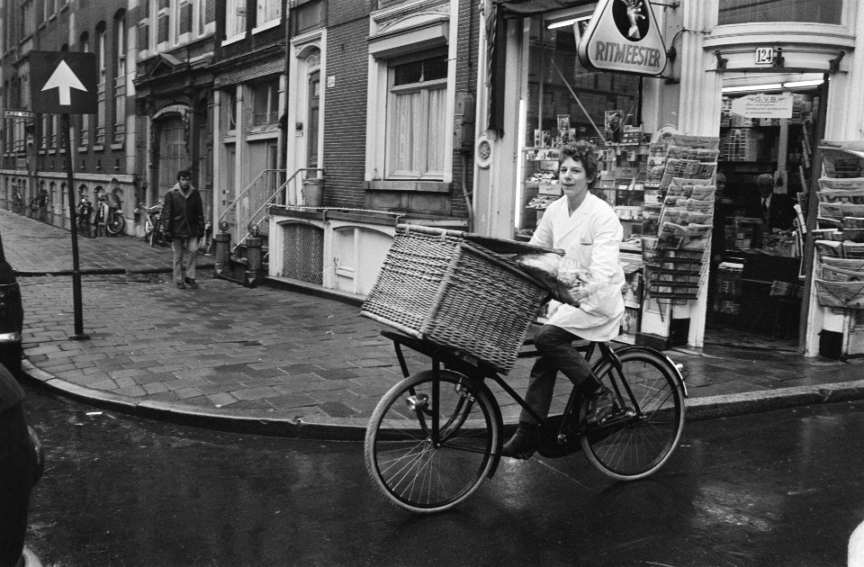 Slagersjongen op de fiets in Amsterdam, Bestanddeelnr 924-3525