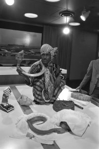 Slangenbezweerder Gangram Guruappa Powar uit India arriveert op Schiphol. Demons, Bestanddeelnr 923-3374