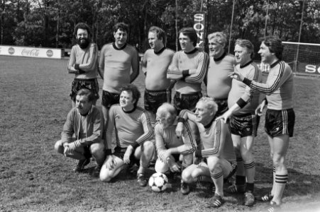Slot voetbalwedstrijd in Leiden i.a.v. Juliana tussen politici en prominenten t., Bestanddeelnr 931-4890