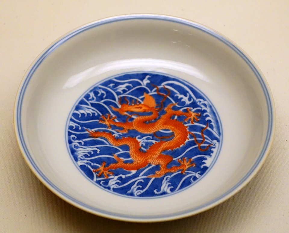 Small dish with design of dragons between waves, China, Qing dynasty, Qianlong period, 1736-1795 AD, porcelain with underglaze blue and iron red - Ethnological Museum, Berlin - DSC02028