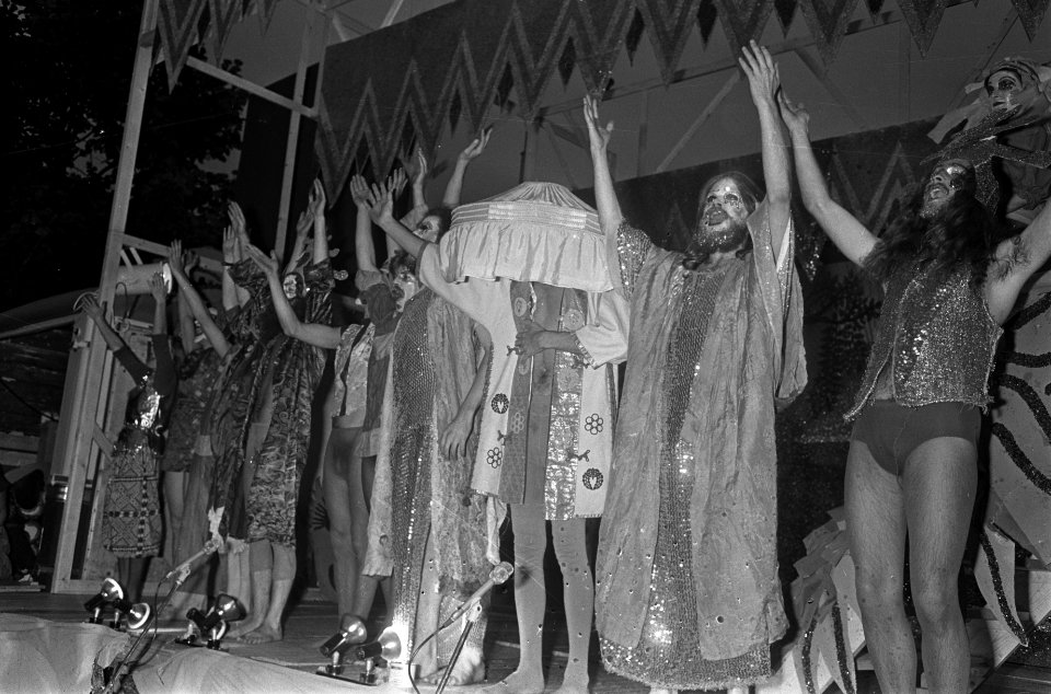 Slotfeest Holland Festival op Museumplein Amsterdam, Zee Angels of Light uit San, Bestanddeelnr 926-5337