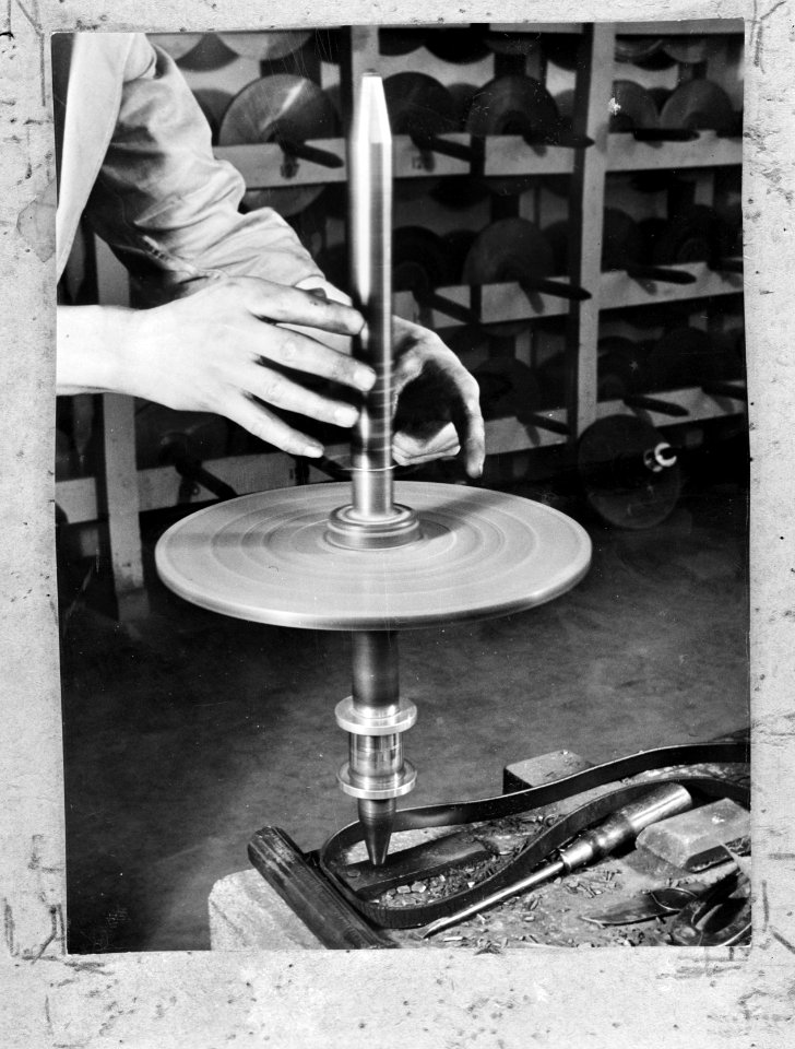 Slijpsteen Foto van een foto bij fa Van Moppes in Amsterdam, Bestanddeelnr 252-1233