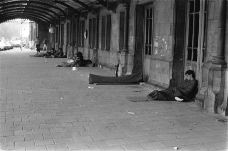 Slapende toeristen op stationsplein gewekt door de politie, Bestanddeelnr 933-0467