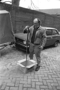 Slang (anderhalf meter) op straat op Bickerseiland, Amsterdam buurtbewoner doet, Bestanddeelnr 928-4213