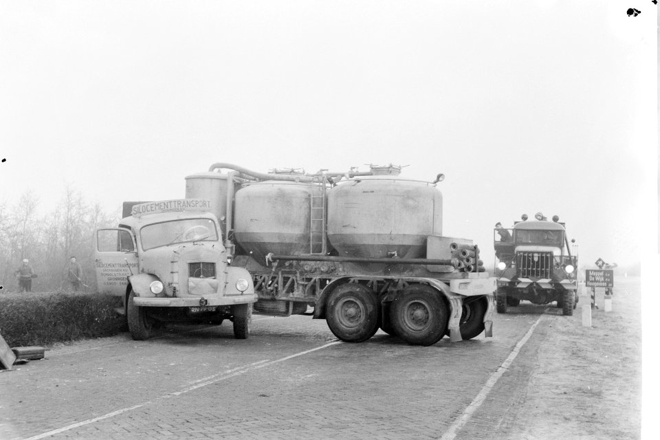 Slippartij op de afritten van het viaduct over de Hoogeveensevaart bij Meppel, Bestanddeelnr 912-0571