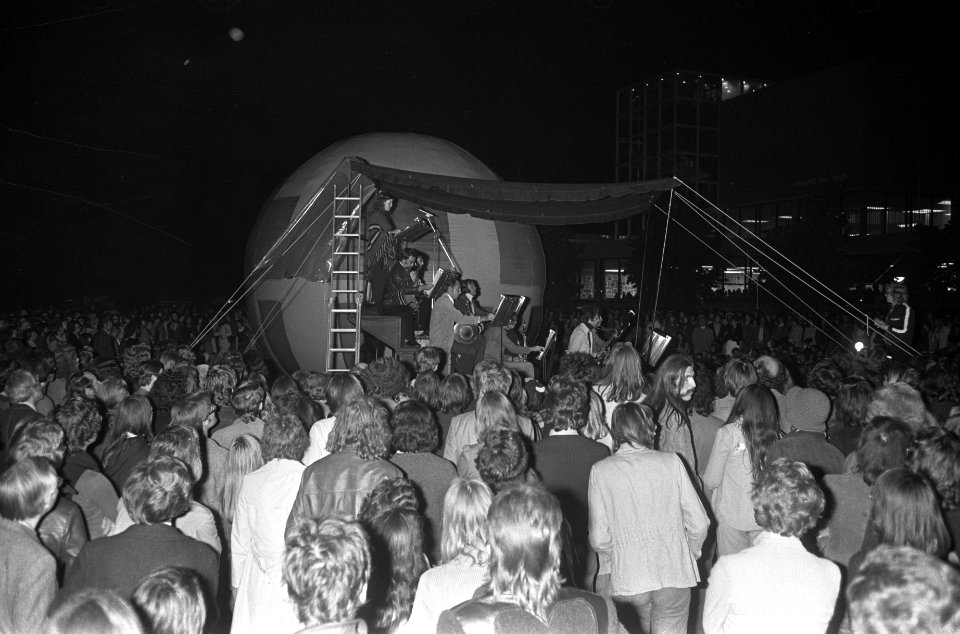 Slotfeest Holland Festival op Museumplein Amsterdam, optreden van Peter Schat zi, Bestanddeelnr 926-5336