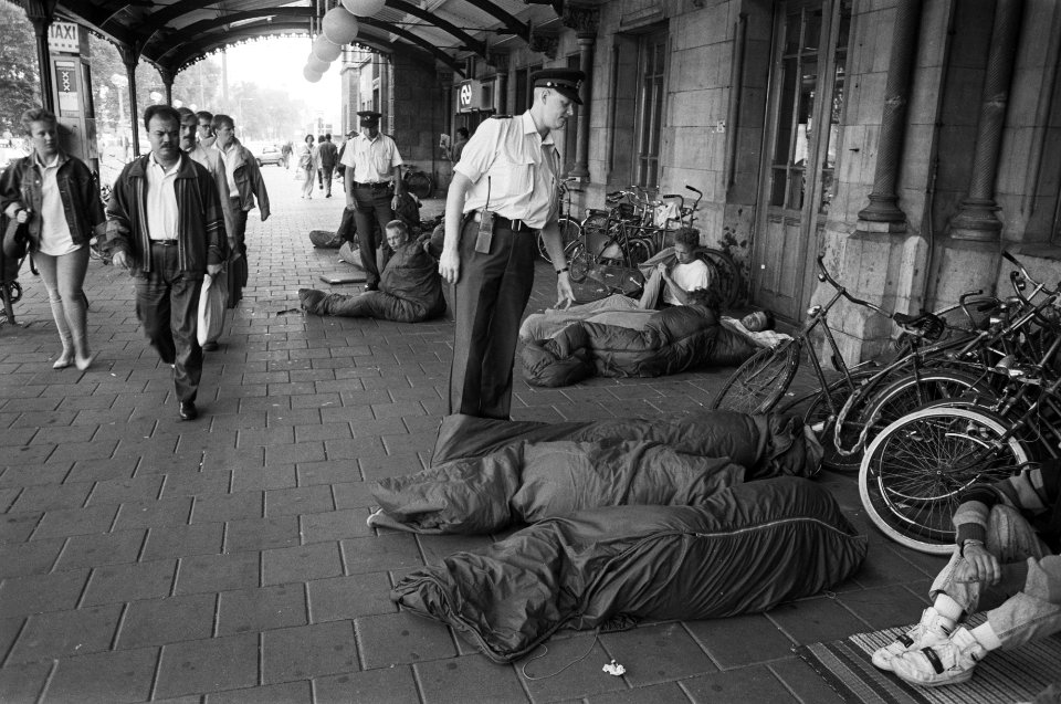 Slapers bij het Centraal station te Amsterdam worden gewekt door de politie, Bestanddeelnr 934-4890
