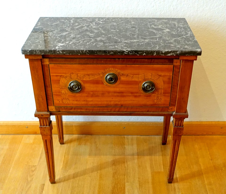 Small commode, Franconia, c. 1790 - Mainfränkisches Museum - Würzburg, Germany - DSC04656
