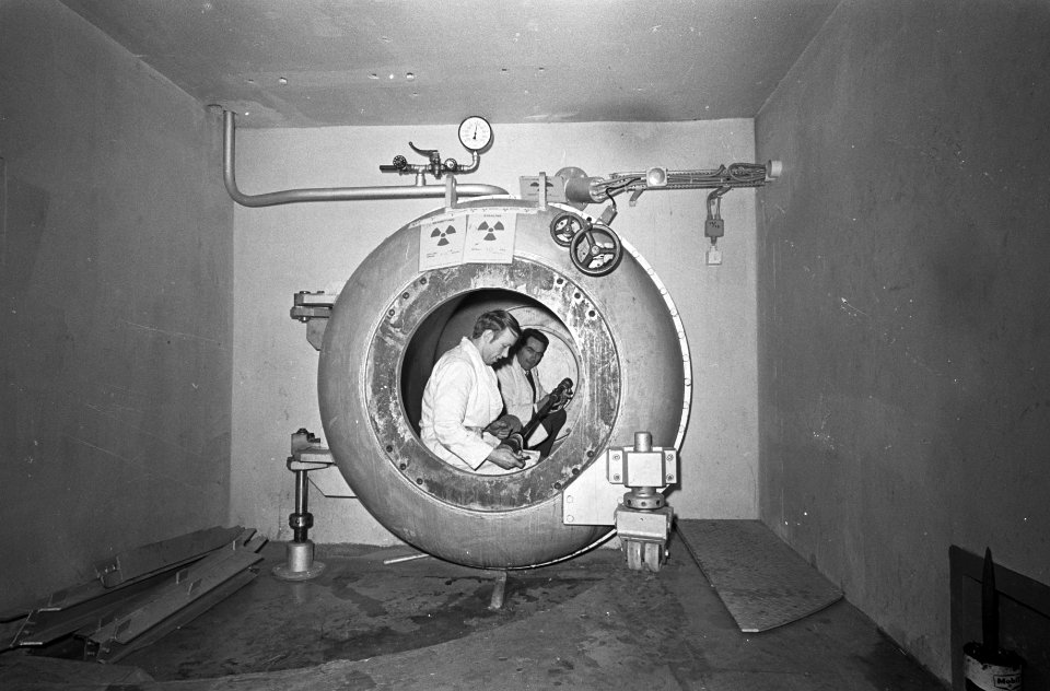 Sluis in de 1,5 meter dikke betonwand, waardoor men op de bodem van de reactor k, Bestanddeelnr 922-1496