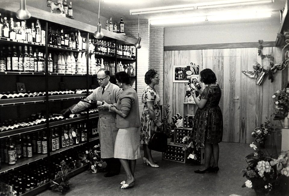 Slijterij Hooij, Rijksstraatweg 8, het interieur van de winkel. Aangekocht in 1977 van fotograaf C. de Boer. Identificatienummer 54-004393