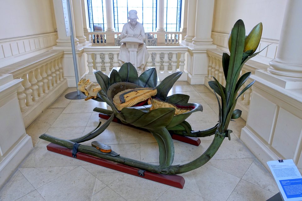 Sled in tulip form, formerly owned by the Maison d'Arenberg, Palais d'Egmont, Brussels, 18th century, sheet metal, wood, fabric, leather - Cinquantenaire Museum - Brussels, Belgium - DSC08862
