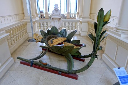 Sled in tulip form, formerly owned by the Maison d'Arenberg, Palais d'Egmont, Brussels, 18th century, sheet metal, wood, fabric, leather - Cinquantenaire Museum - Brussels, Belgium - DSC08862