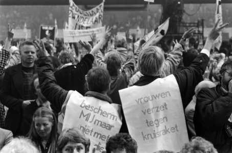 Slotmanifestatie volkspetitionnement in Den Haag Met de rug naar Lubbers, Bestanddeelnr 933-4664