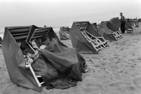 Slecht zomerweer, strand in Zandvoort, Bestanddeelnr 934-0438