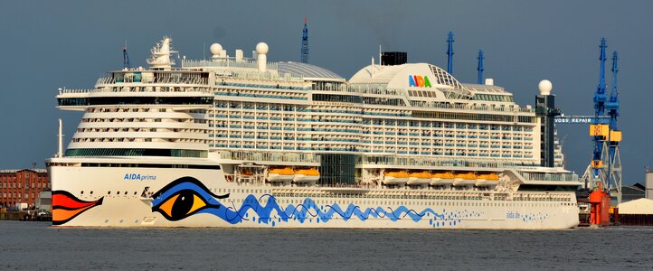 Port elbe cruise ship photo