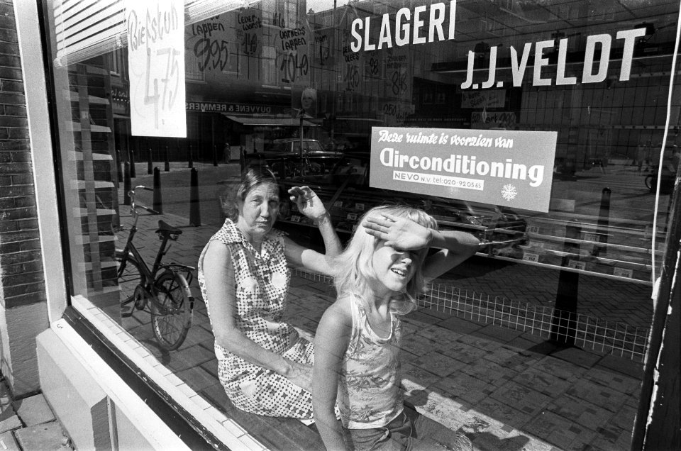 Slagerij met bordje airconditioning in Amsterdam, Bestanddeelnr 928-0886