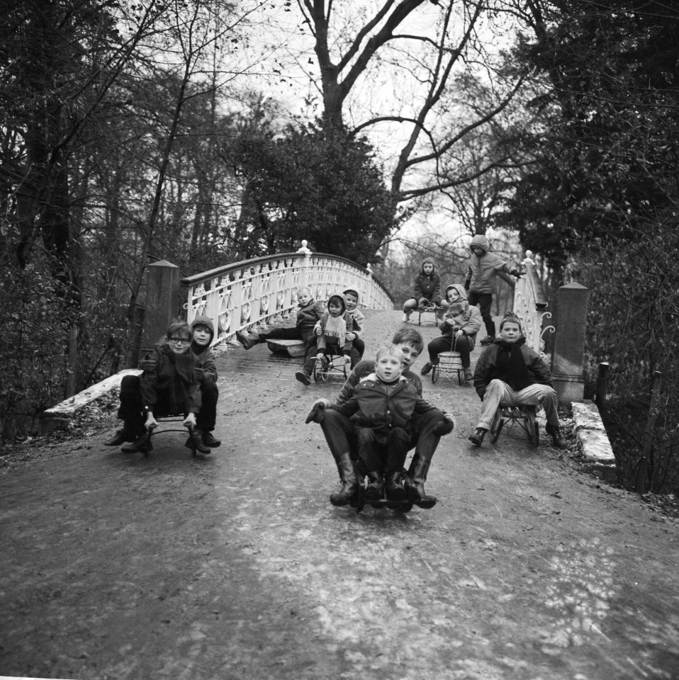 Sleetje rijden (op het ijzel) in het Amsterdamse Vondelpark, Bestanddeelnr 918-4684