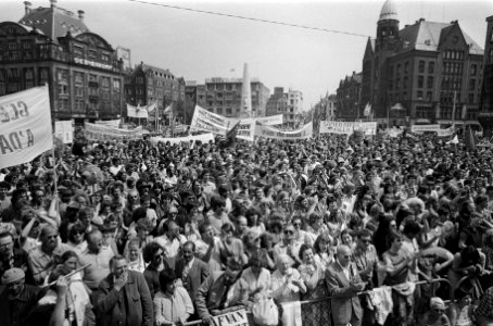 Slotmeeting op de Dam menigte met spandoeken, Bestanddeelnr 930-3285