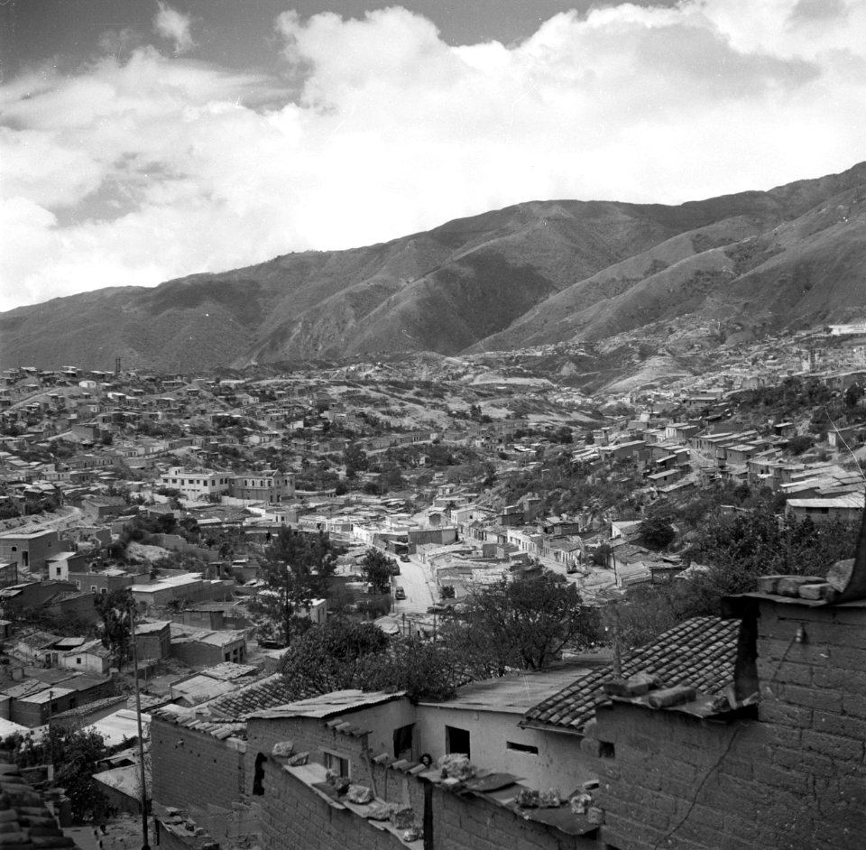 Sloppenwijk in Caracas in Venezuela, Bestanddeelnr 252-8470