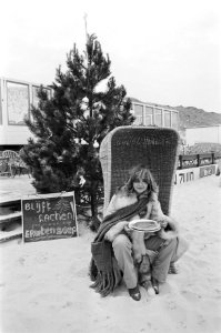 Slecht zomerweer kerstboom op strand in Bergen aan Zee dame in bontjas, Bestanddeelnr 929-2502