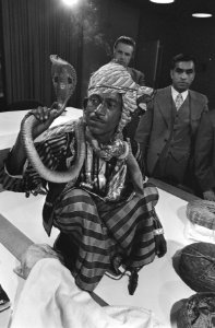 Slangenbezweerder Gangram Guruappa Powar uit India arriveert op Schiphol. Demons, Bestanddeelnr 923-3373