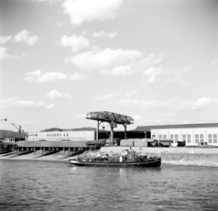 Sleper Damco 8 aangemeerd bij scheepswerf Hilgers in Rheinbrohl, Bestanddeelnr 254-1676