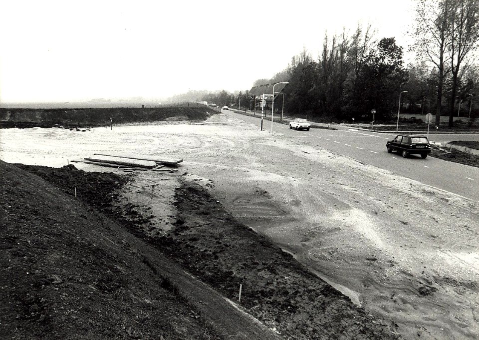 Slaperdijk hoek Vlietweg, doorsteek naar Velserbroek. Aangekocht in 1989 van United Photos de Boer bv. - Negatiefnummer 2964 k 35 A. - Gepubliceerd in het Haarlems Dagblad van 19.10.1988. Identificati