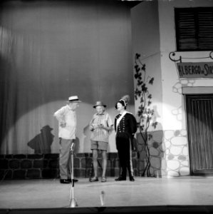 Sleeswijkrevue, Willy Walden en Piet Muyselaar in scene, Bestanddeelnr 916-8659