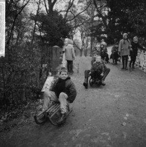 Sleetje rijden (op het ijzel) in het Amsterdamse Vondelpark, Bestanddeelnr 918-4689