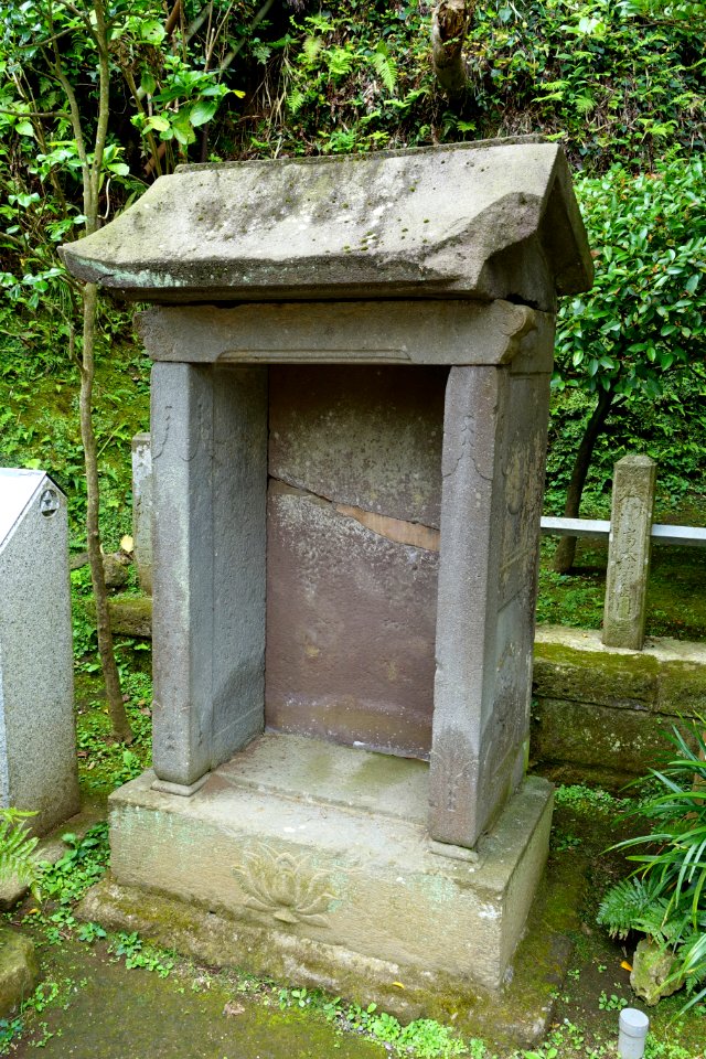 Song dynasty stele, given by Kennin to monk Ryoshin, China, 1204 AD, shelter donated by Kengyo Shimaoka in 1701 AD - Enoshima, Japan - DSC07663