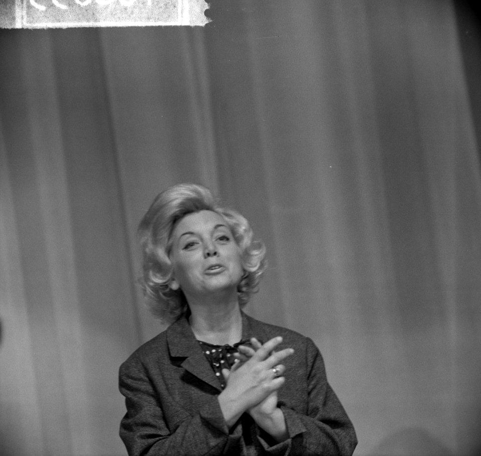 Sleeswijkrevue, Christine Spierenburg (close-up), Bestanddeelnr 916-8653