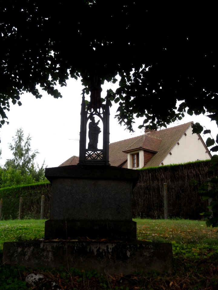 Sommette-Eaucourt (Aisne) croix de chemin