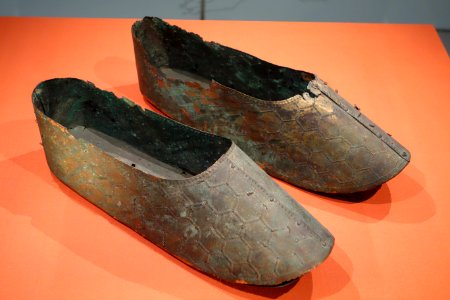 Slippers from Eta Funayama Tumulus, Nagomi-machi, Kumamoto, Kofun period, 5th-6th century, gilt bronze - Tokyo National Museum - DSC05636