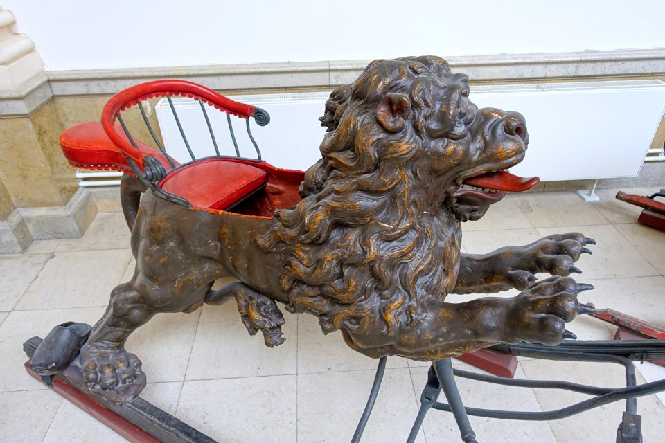 Sled with lion pursuing a rooster, 18th century, wood, metal, leather, view 2 - Cinquantenaire Museum - Brussels, Belgium - DSC08886