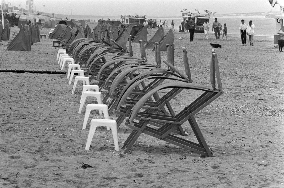 Slecht zomerweer, strand in Zandvoort, Bestanddeelnr 934-0440