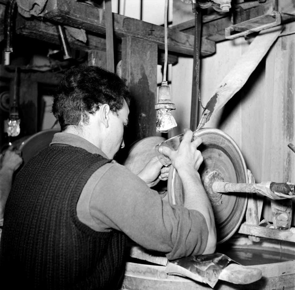 Slijpers aan het werk in de fabriek, Bestanddeelnr 252-8911