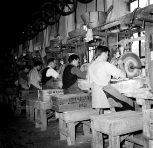Slijpers aan het werk in de fabriek, Bestanddeelnr 252-8908