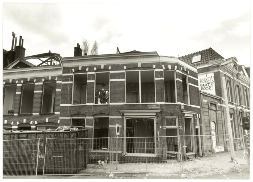 Slooppanden Zuider Buitenspaarne 2 en 4 en de naastgelegen panden 6-16 waarin nog krakers zaten. NL-HlmNHA 54035158