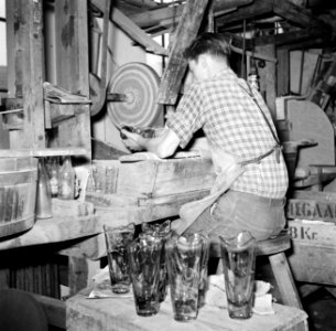 Slijpers aan het werk in de fabriek, Bestanddeelnr 252-8909