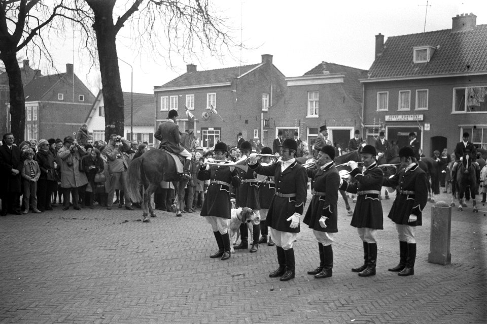 Slipjacht van St Hubertus (paardensport) in bossen Udenhout, honden voor begin , Bestanddeelnr 925-1625