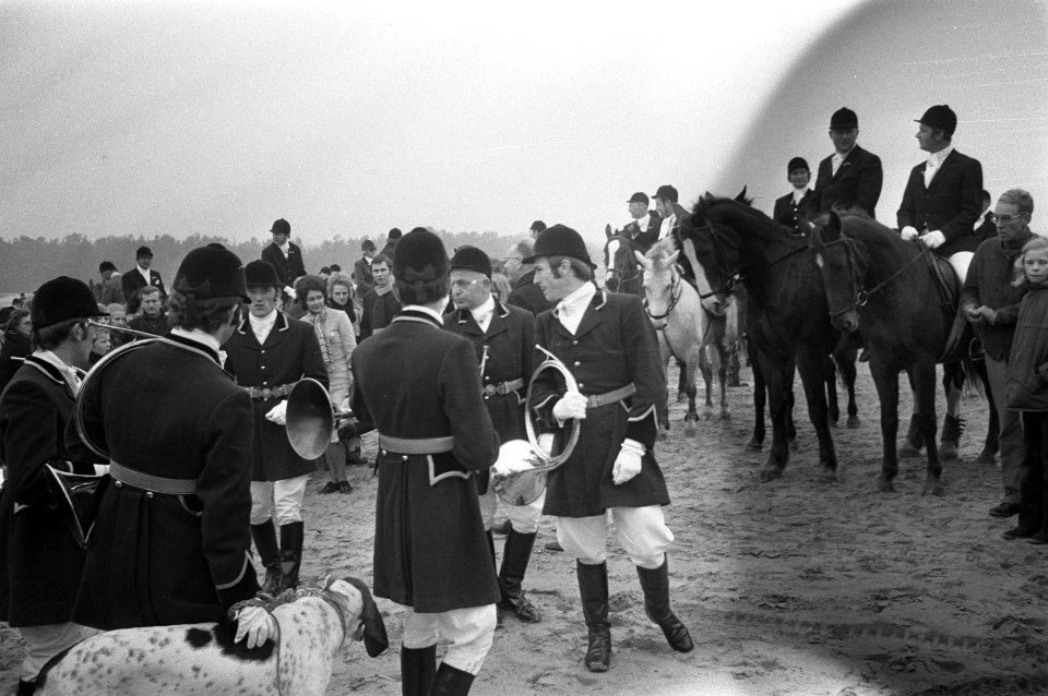 Slipjacht van St Hubertus (paardensport) in bossen Udenhout, honden voor begin , Bestanddeelnr 925-1617