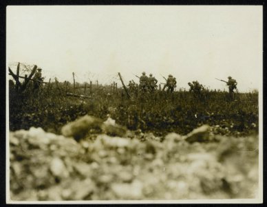 Some of the Wilts Regiment crossing a shell swept piece of ground, Bestanddeelnr 158-0471