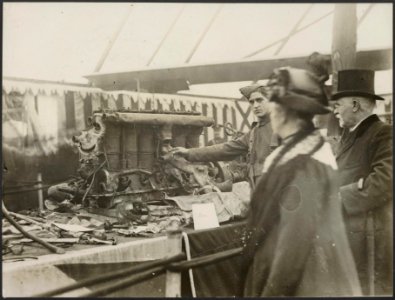 Some of the remains of the Zeppelin brought down in Essex now on view to the pub, Bestanddeelnr 158-2580
